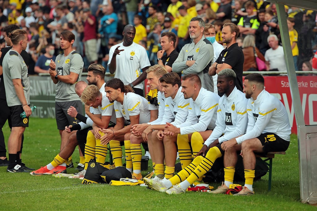 Ex-HFC-Profi Antonios Papadopoulos ganz links auf der BVB-Auswechselbank in Gießen.