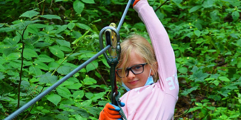 Phoebe lässt sich am Seil abwärts gleiten.