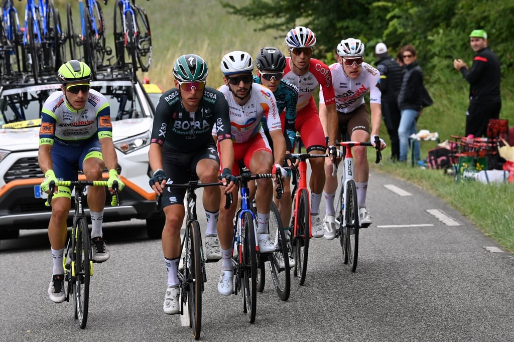 Lukas Pöstlberger vom Team Bora-hansgrohe führt die erste Spitzengruppe der 17. Etappe an.