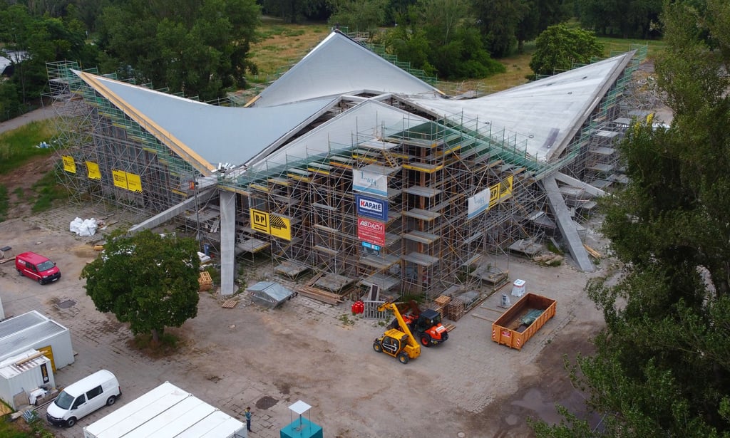 Die weltweit erste Sanierung eines Daches mit Carbonbeton ist bei der Magdeburger Hyparschale so gut wie beendet.
