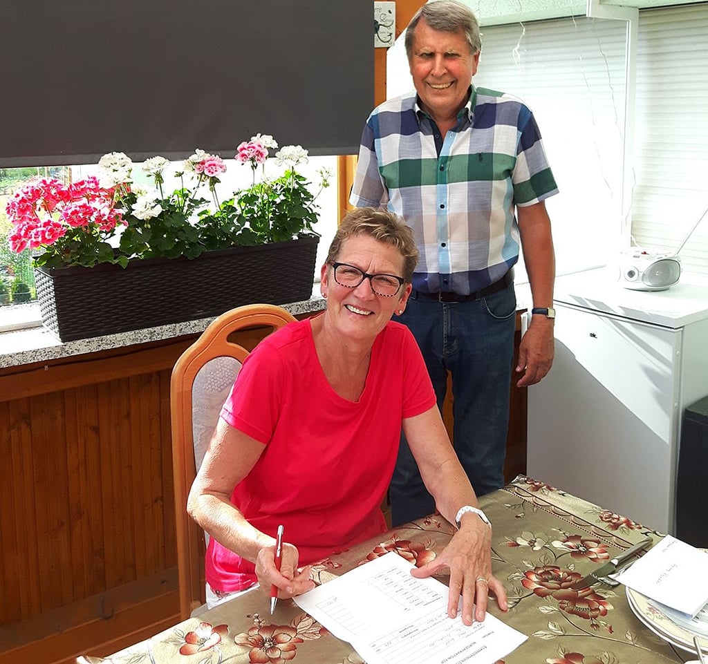 Ingeborg Wagenführ trägt sich letztmalig in die Anwesenheitsliste der Bürgerfraktion ein, mit dabei ist Vorsitzender Henning Rühe.