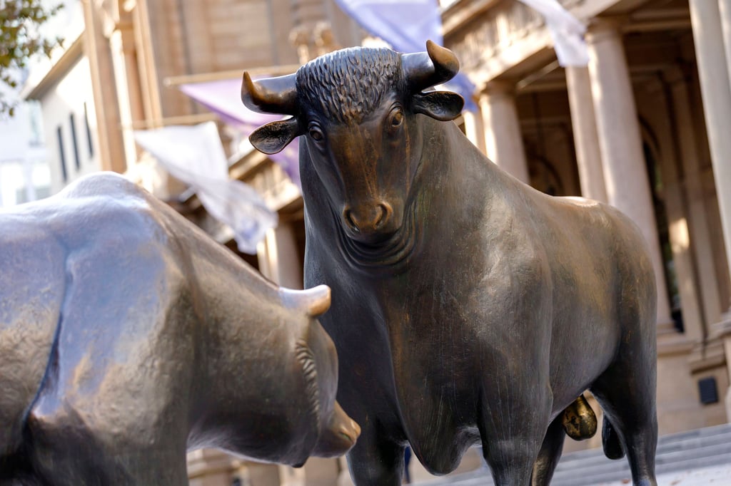 Bulle und Bär vor der Frankfurter Wertpapierbörse: Bullenmarkt oder Hausse steht an der Börse für anhaltend steigende Kurse und Bärenmarkt oder Baisse für anhaltend sinkende Kurse.