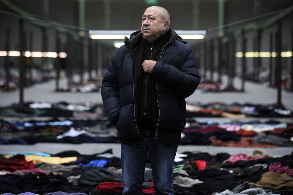 Christian Boltanski im „Grand Palais“ in Paris während des Aufbaus einer Arbeit für die Monumenta 2010.