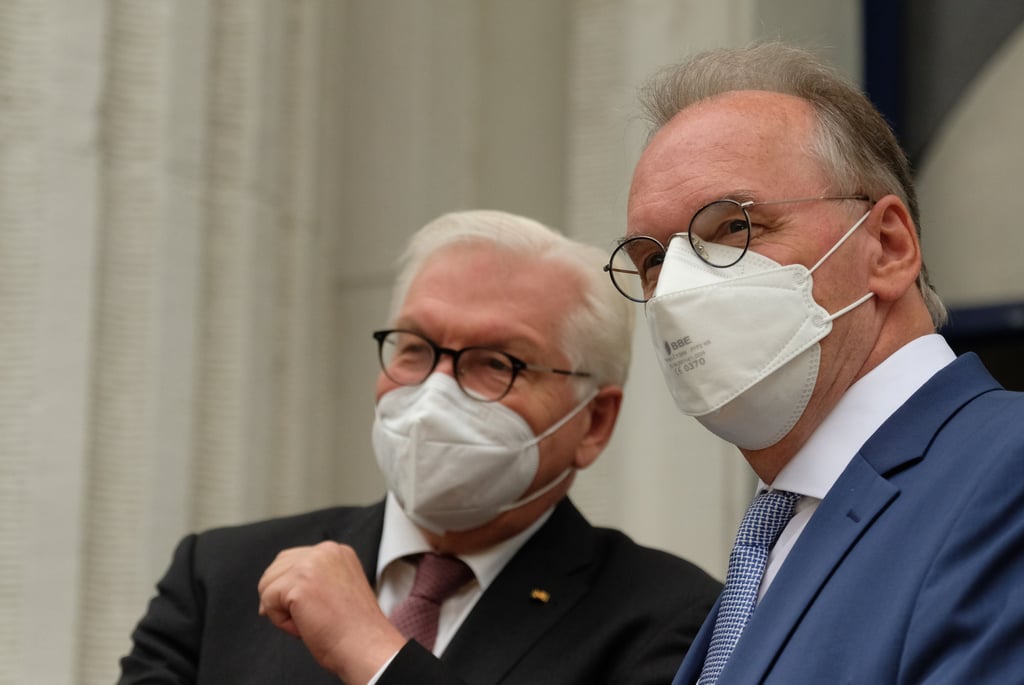 Reiner Haseloff (CDU, r), Ministerpräsident des Landes Sachsen-Anhalt, und Frank-Walter Steinmeier.