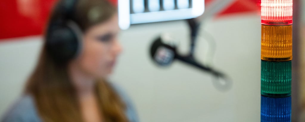 Lampe leuchtet im Studio eines Radiosenders