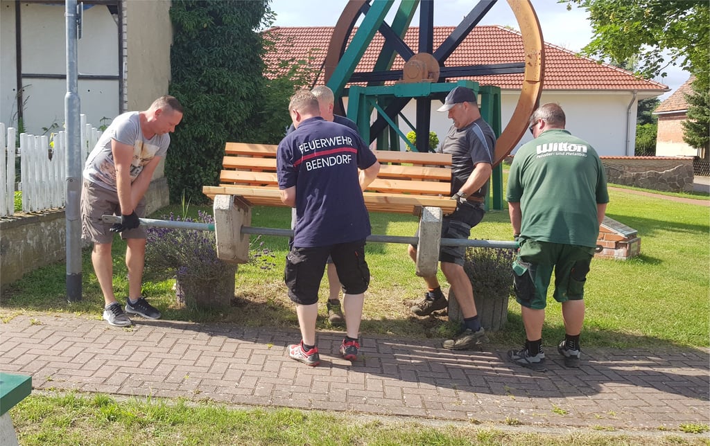 Eine Sitzbank wurde in Gemeinschaftsarbeit von Vereinen und Interessentengruppen an der Seilscheibe des Schachtes Marie als Bestandteil des Beendorfer Rundwanderweges aufgestellt.