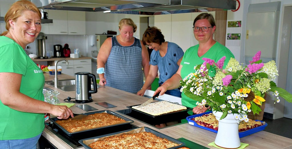 Mitglieder vom Kleiderbörse-Verein – hier Nancy Huhn, Julia Kempa, Birgit Höltge und Mandy Voss (von links) – hatten in der Lehrküche den Kuchen für die Einweihungsfeier gebacken.