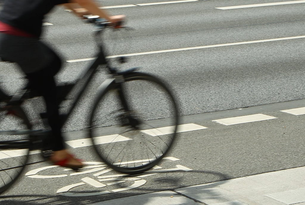 Ein Fahrrad fährt vorbei (Symbolbild)