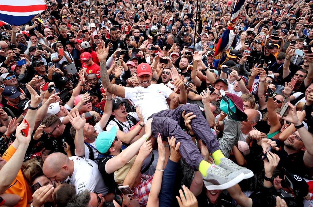 Bad in der heimischen Menge: Lewis Hamilton (M) feiert seinen Silverstone-Sieg 2019.