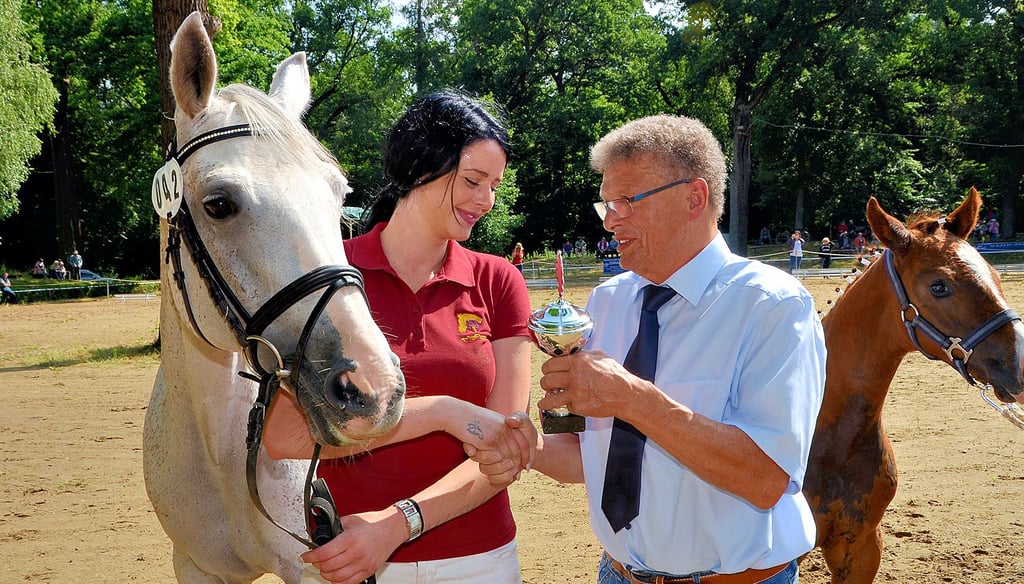 Fohlenschau im Calvörder Grieps: Jolene Angermann nahm von Hans-Joachim Pätz, Vorsitzender des Pferdezuchtvereines Calvörde, den Pokal für den Reservesieger der Reitponys von Uwe Mathiscig entgegen.