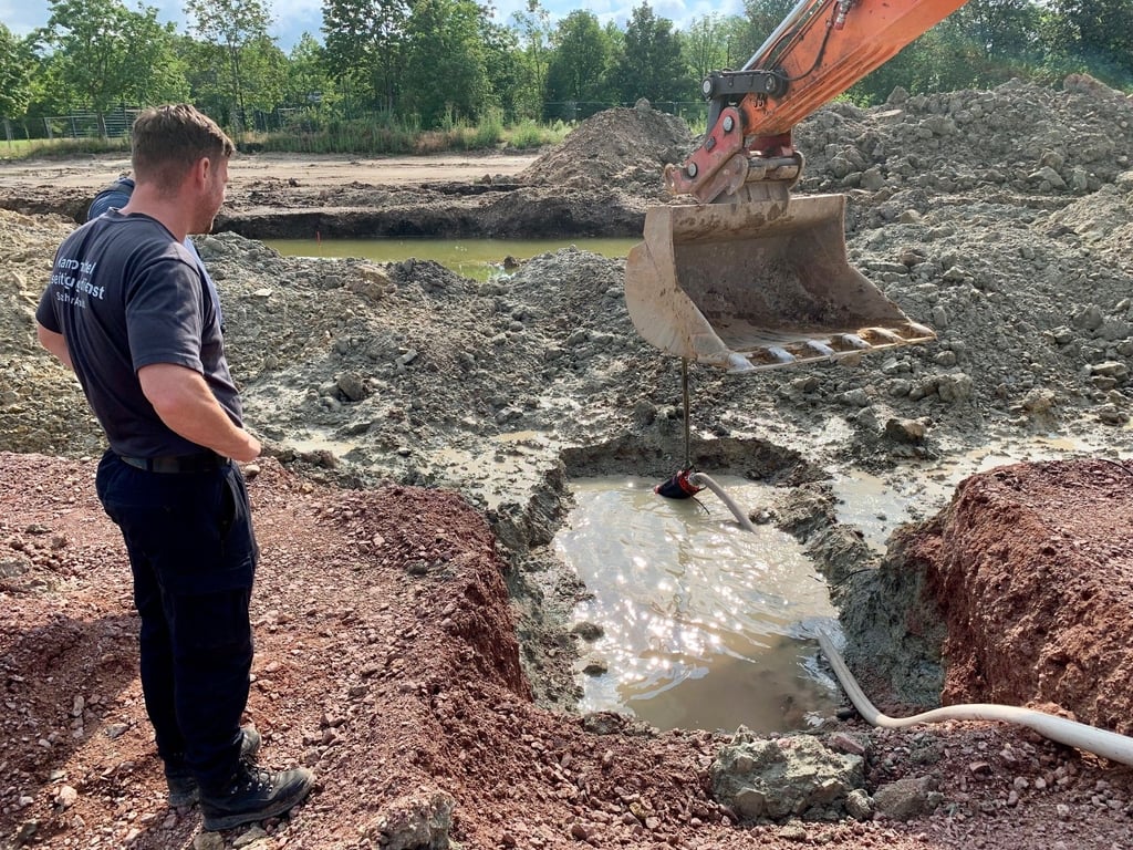 Mit einer Tauchpumpe wurde das Wasser aus der Grube gepumpt, damit der Kampfmittelbeseitigungsdienst an die Bombe kam.
