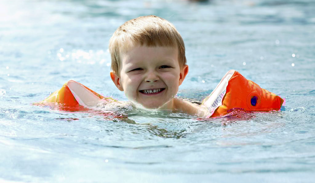 Die meisten Kinder lieben es zu baden. Sicher schwimmen zu können, sorgt dabei für mehr Sicherheit.