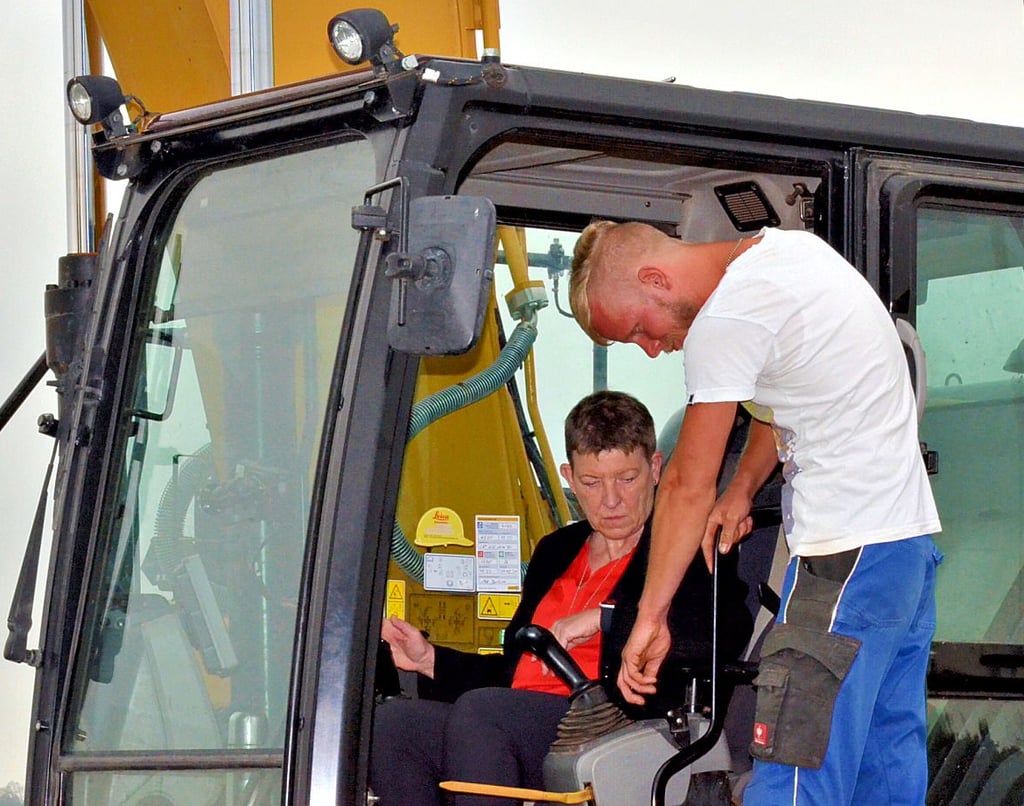 Baggerfahrer Patrick Schäfer weist Ministerin Claudia Dalbert in die Bedienung ein. Eine Firma aus dem brandenburgischen Rhinow hatte die Ausschreibung gewonnen.