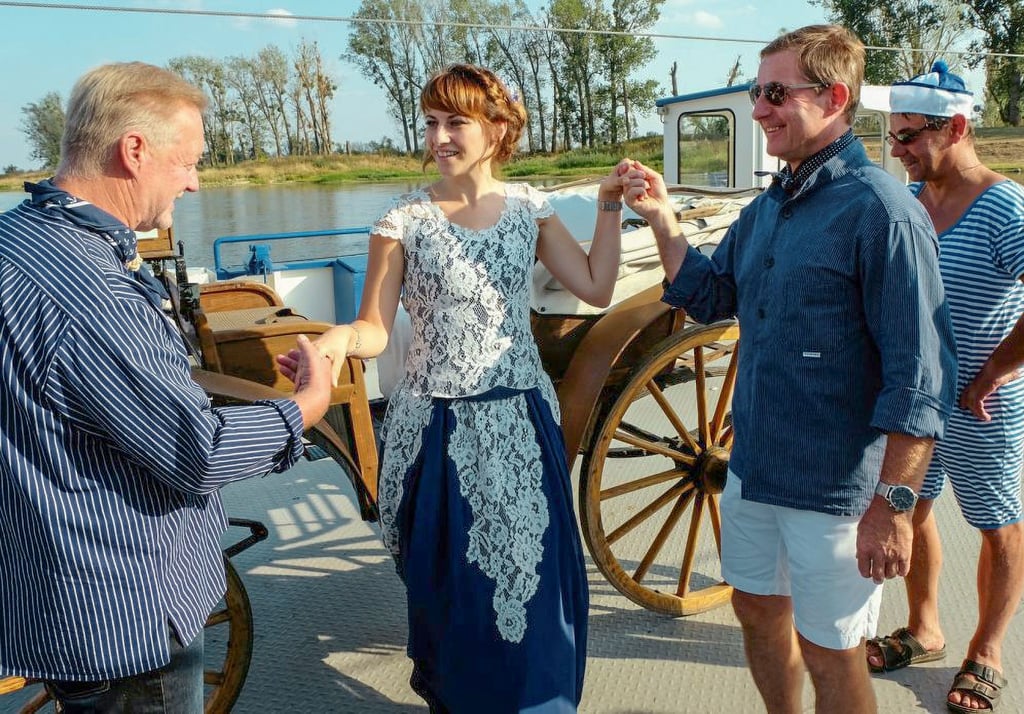 Stephanie Ott wird nach dem Übersetzen auf der Elbe von Ortsteilbürgermeister Wolfgang Fröbe (links) und Bürgermeister Peter Müller (rechts, beide Freie Wähler) beim Schifferfest begrüßt. Die 27-Jährige „Miss Elbenixe“ hat ihre Amtszeit vorerst bis 2022 verlängert.