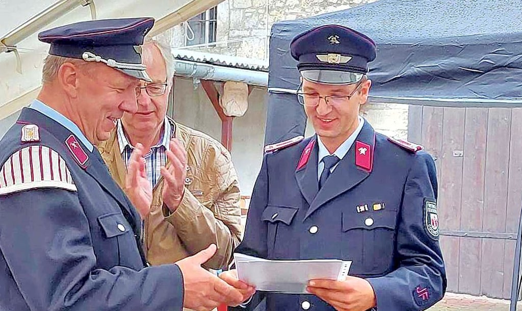 Holger Krabiell, bis 2020 Wehrleiter, wurde von seinem Nachfolger Kevin Krabiell und Ortsbürgermeister Wolfgang Weißbart geehrt.