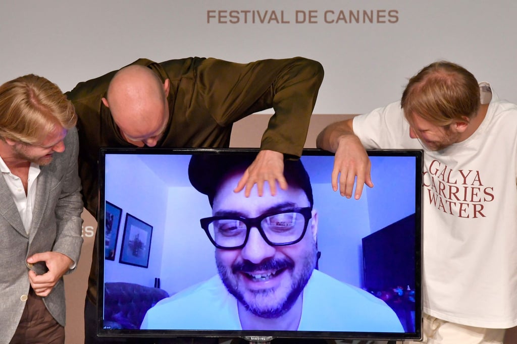 Der Regisseur Kirill Serebrennikow (M) wurde via Video in Cannes zugeschaltet.