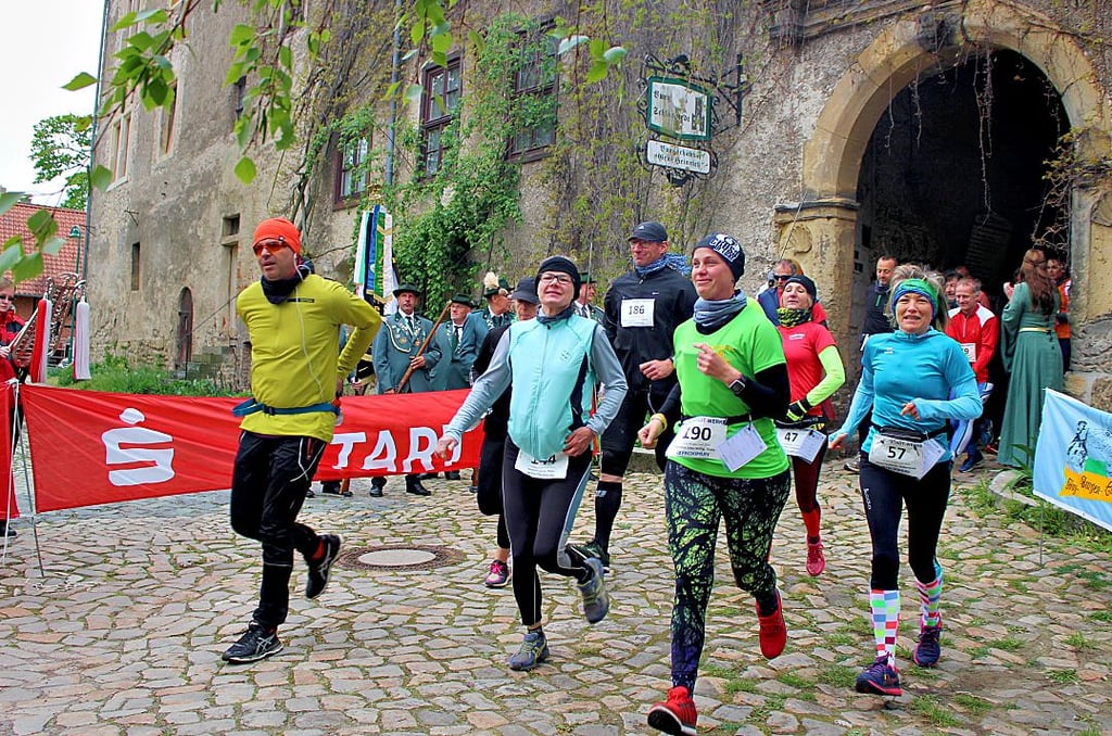 Start zum 17. Huy-Burgen-Lauf 2019, damals noch vom Innenhof der Burg Schlanstedt.