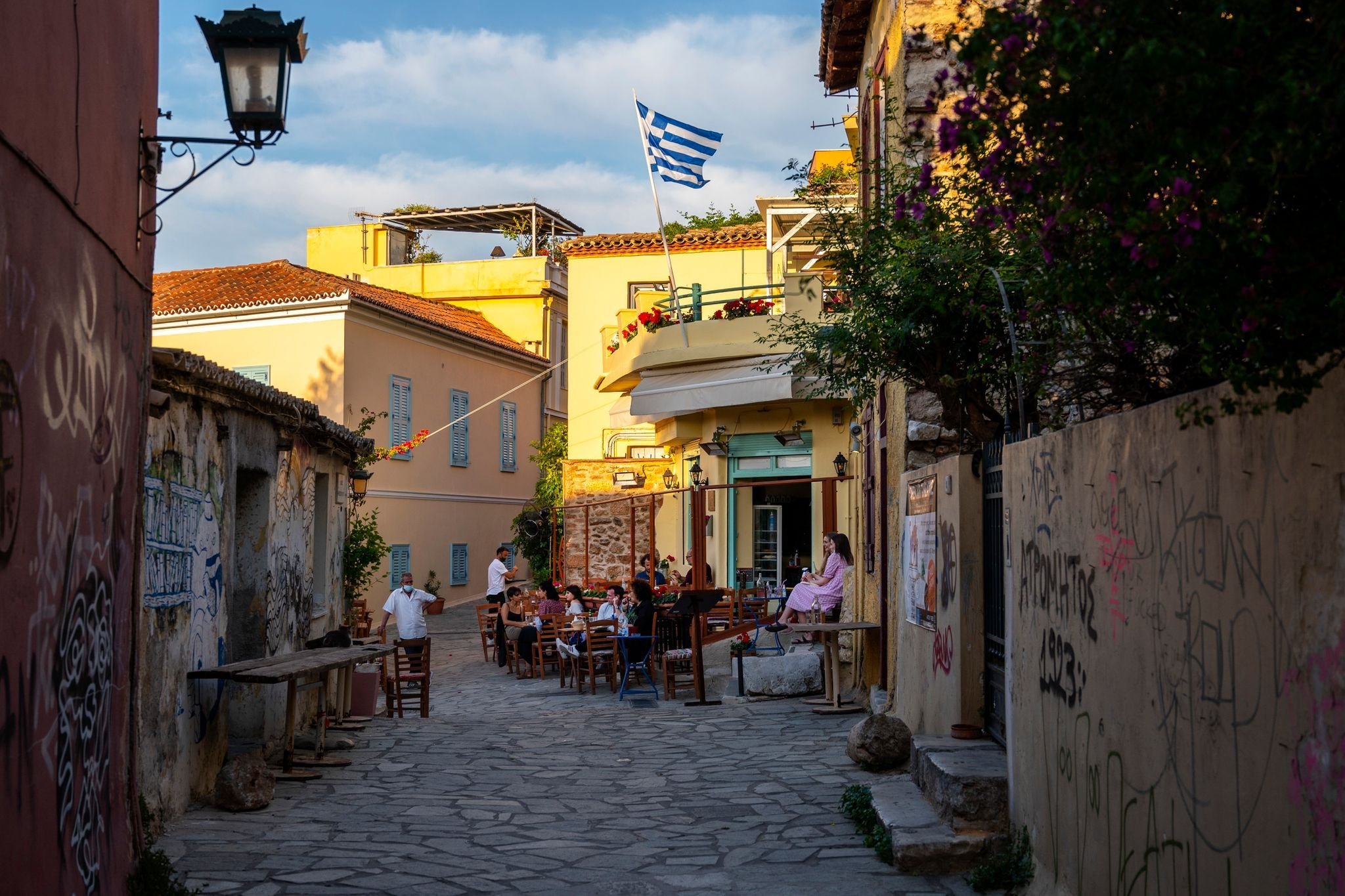 Straßenszene in Griechenland: Wegen steigender Corona-Zahlen gelten wieder strengere Maßnahmen - etwa für Restaurants.