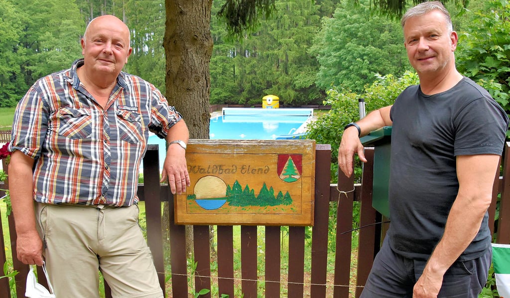 Torsten Biener (rechts) aus Berlin ist von Beginn an Mitglied im Waldbadverein Elend und ein guter Freund von Peter Hunger, Chef der Waldbadschenke. Als Musiker ist er häufiger Gast auf Harzer Bühnen.