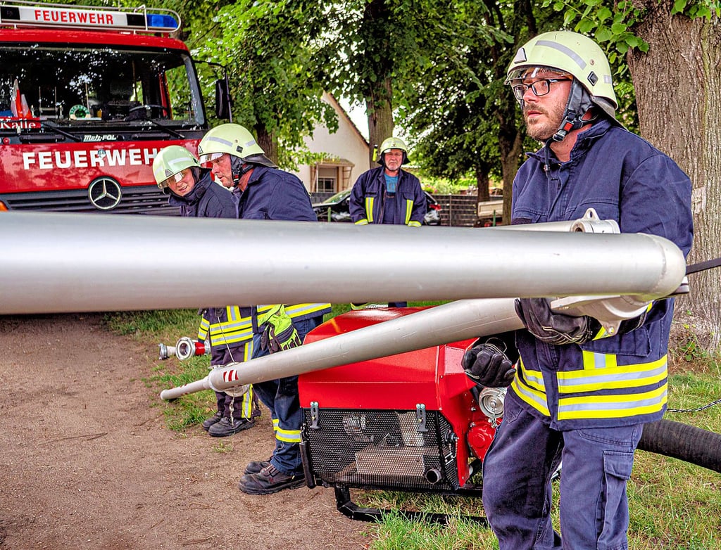 Um den fließenden Verkehr nicht zu behindern, errichteten die Kameradinnen und Kameraden der Feuerwehr eine Wasserbrücke.
