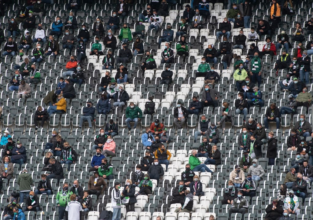 Der deutsche Profi-Fußball plant die Rückkehr von Gästefans in die Stadien.