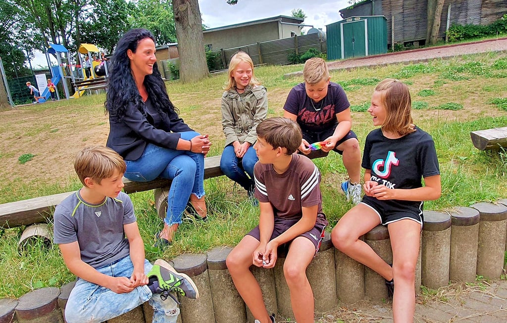 Pausenhofgespräch: Stephanie Seibt, Schulsozialarbeiterin in Harzgerode, unterhält sich mit einigen Schülern.
