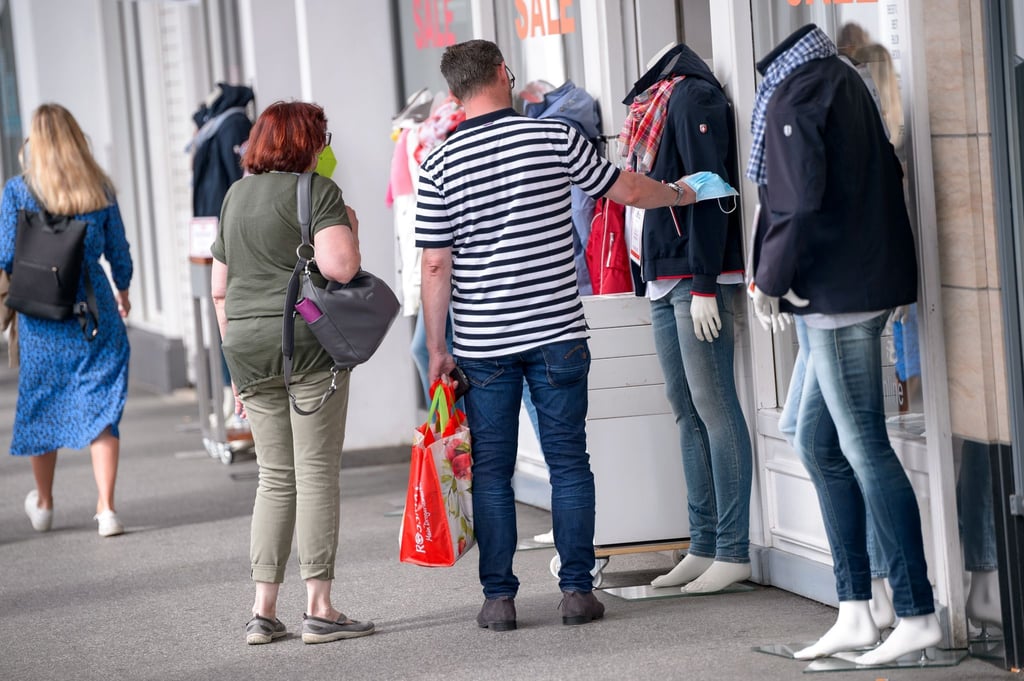 Menschen beim Einkaufsbummel in Hamburg.