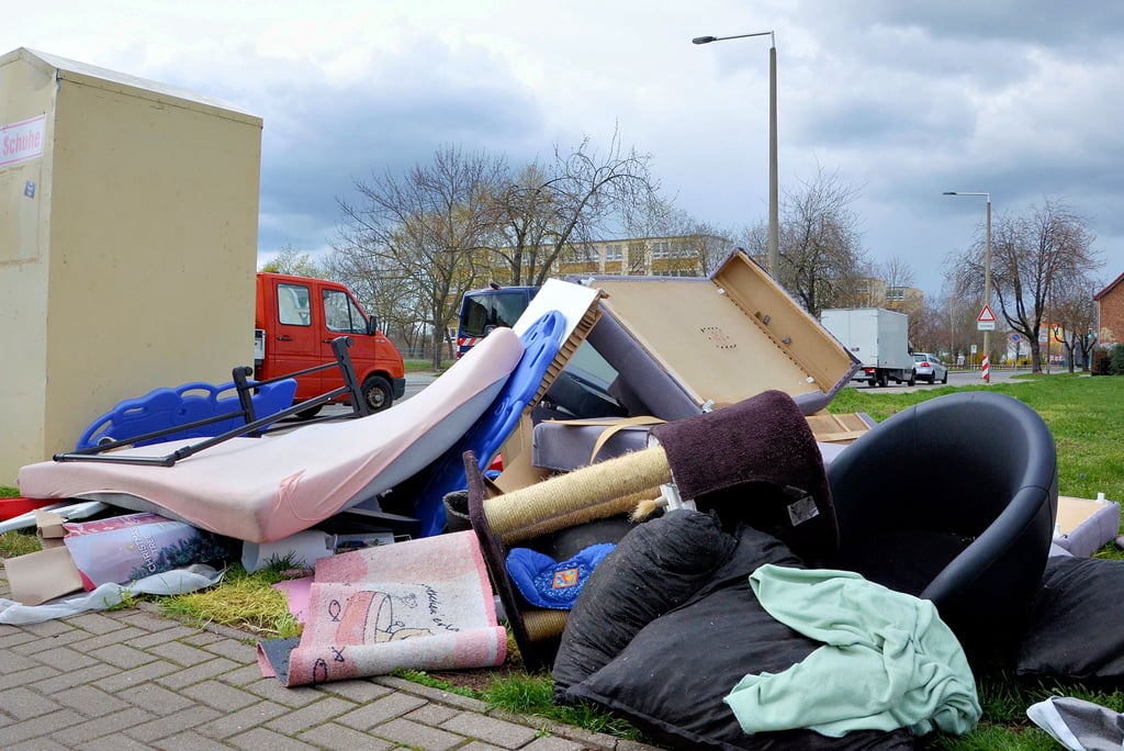 Im April 2021 lagerte an der Schönebecker Wilhelm-Hellge-Straße über Wochen dieser Sperrmüllhaufen. Rausgestellt werden darf angemeldeter Sperrmüll aber nur an dem vom Kreiswirtschaftsbetrieb bestätigten Abholtermin.