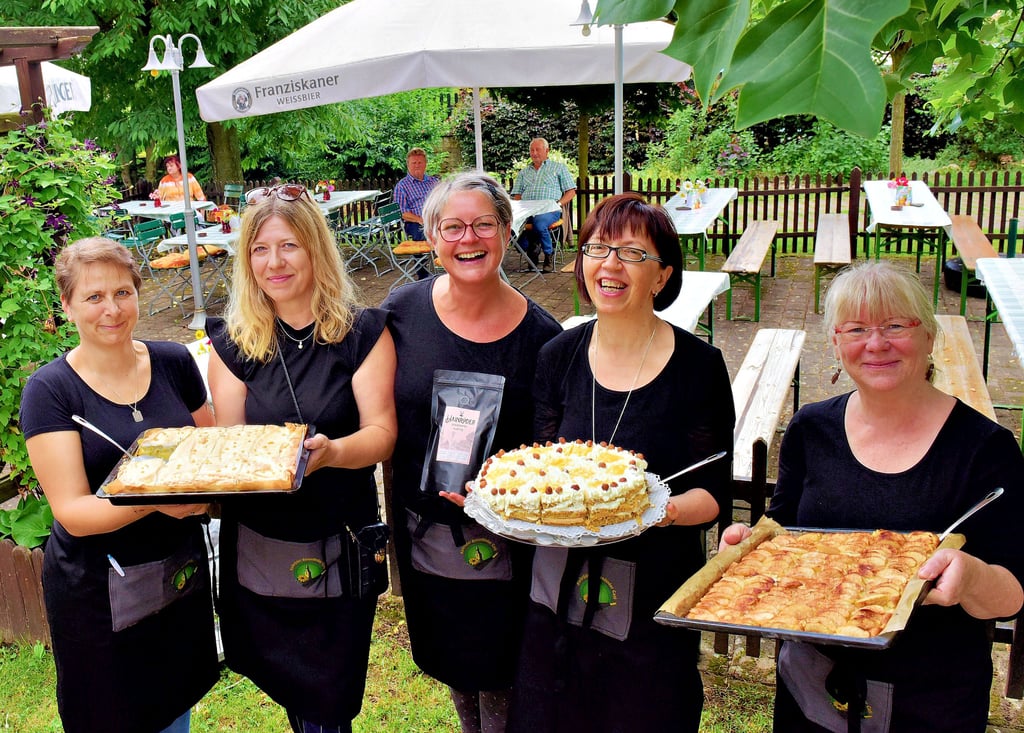 Ivonne Feuerstab, Melanie Kühne, Emmie Veltmaat, Manuela Rösch und Karin Schenk (v. l.) mit Köstlichkeiten für die Kaffeegäste.