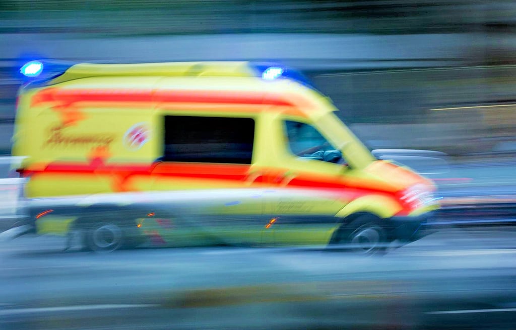 Rettungssanitäter eilen zu Hilfe, wenn Menschen verletzt sind. Leicht können sie dabei auch selbst in Gefahr geraten - etwa bei Schlägereien.