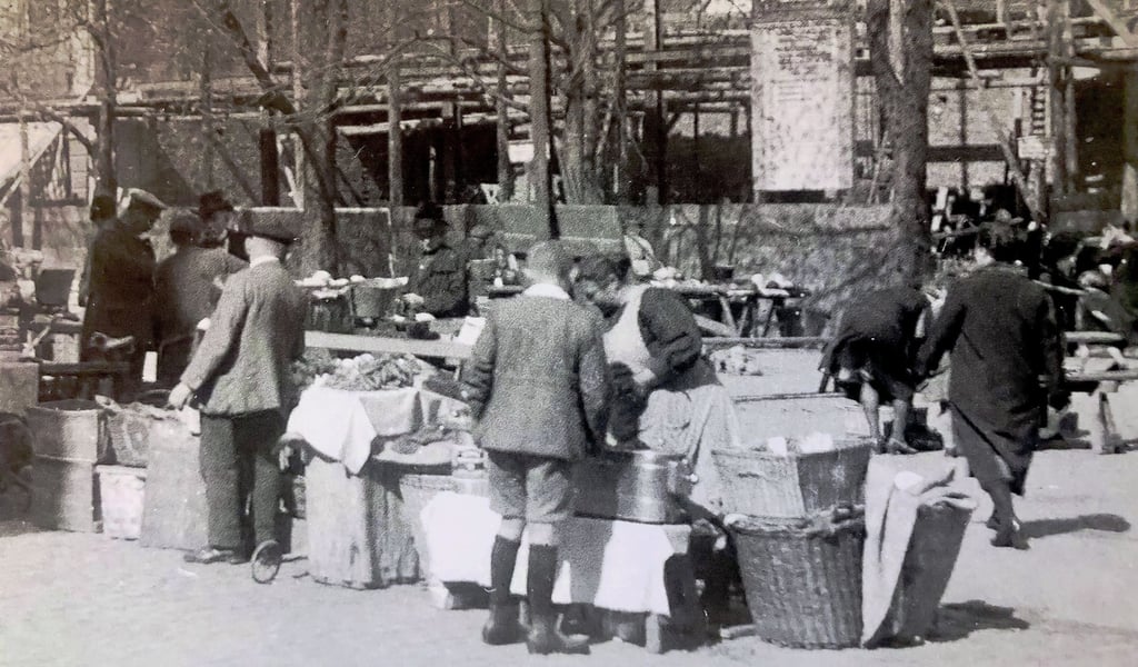 Auf dem Markt auf dem Zeitzer Neumarkt gab es auch Zeitzer Süßchen, die alles andere als süß waren, sondern Wurst - Saucisson. 