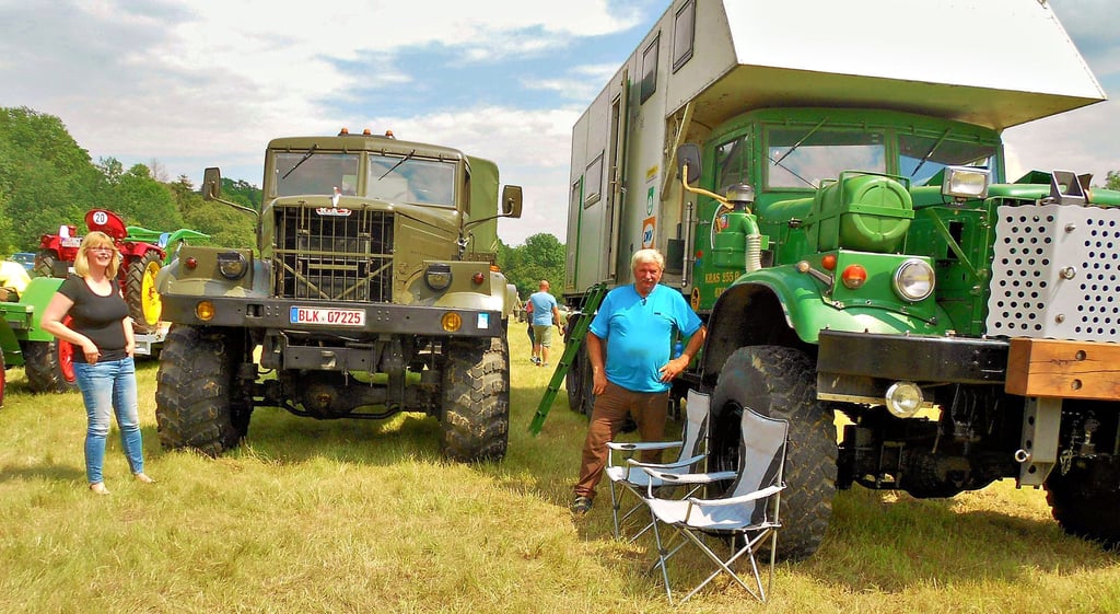 Zwei Kraftpakete der sowjetischen Schwerlast-Transporterreihe Kraz waren ein Hingucker zum Schleppertreffen in Saubach.