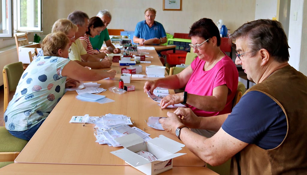 Vorbereitungen für den 18. Huy-Burgen-Lauf. Sorgfältig wird für jeden Läufer und jede Staffel eine Tüte mit allen wichtigen Startunterlagen gepackt. Dazu gehört traditionell auch ein zünftiger Startschluck.