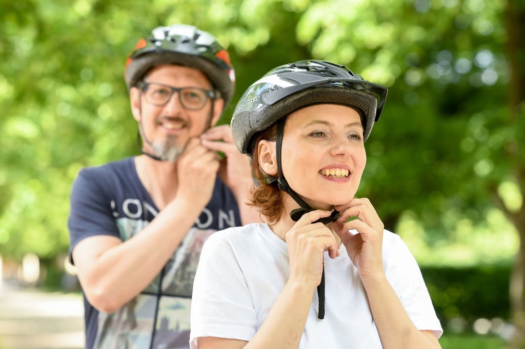 Radeln ohne Reue: Ein Fahrradhelm kann vor schweren Kopfverletzungen schützen, eine Pflicht zum Tragen gibt es allerdings noch nicht.