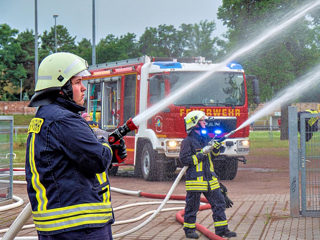Durch Funkenflug bestand die Gefahr, dass auch der Jugendclub Feuer fangen könnte. Er wurde vorsorglich gewässert.