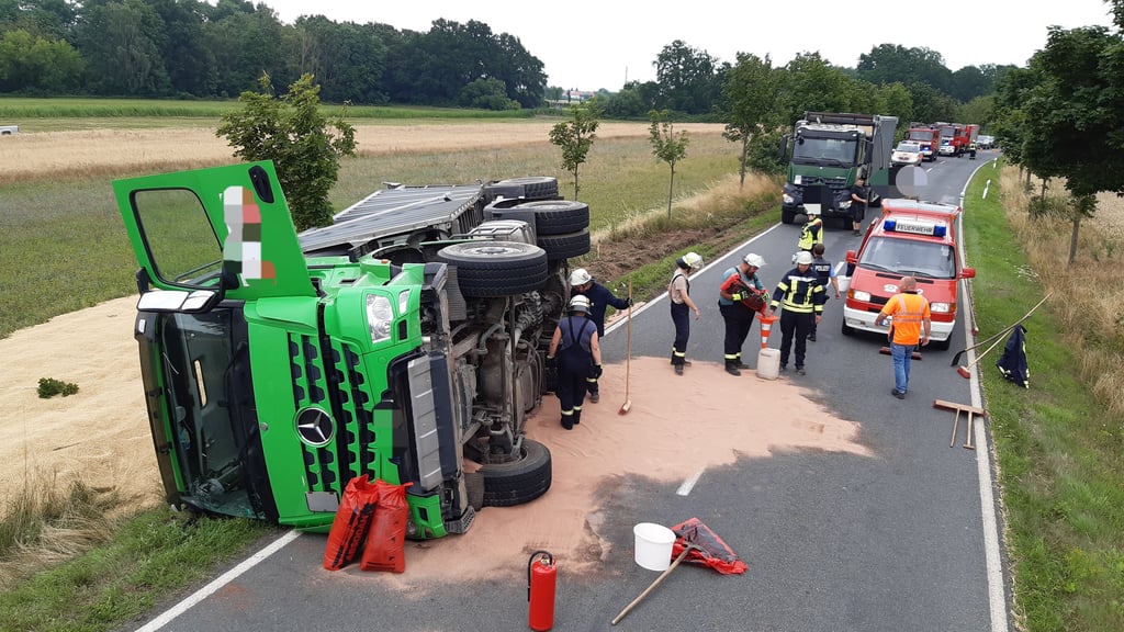 LkW-Unfall auf der Kreisstraße 1205 zwischen Genthin und Hagen: Öl lief aus, die geladene Gerste landet im Straßengraben.