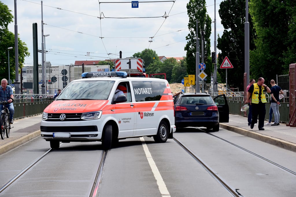 Der Einsatz auf der Anna-Ebert-Brücke in Magdeburg ist inzwischen beendet. Der Übergang ist wieder frei.