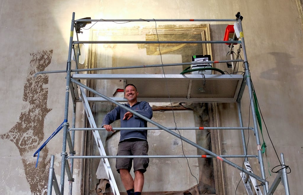 Viel ist von dem 3,30 mal zwei Meter großen Gemälde „Die Kreuzigung Christi“ in der Prettiner Schlosskirche nicht mehr zu sehen. Diplom-Restaurator Tino Simon aus Dresden hat mit der Säuberung der Teile begonnen.