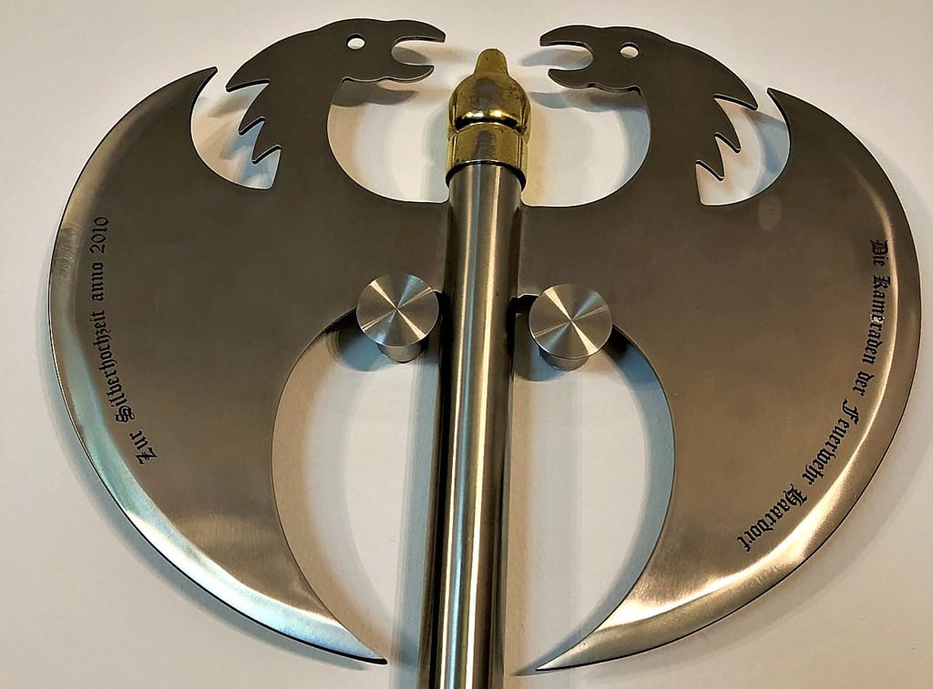 Diese Axt ist ein Silberhochzeitsgeschenk von der Haardorfer Feuerwehr.