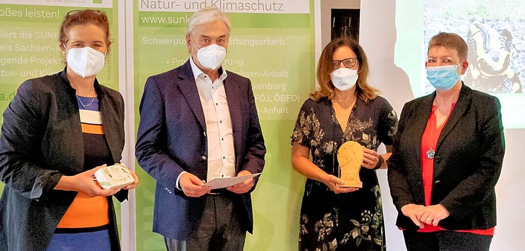 Kirsten Pook (zweite von rechts), Leiterin der Regenbogen-Kita, erhält im Hoflieferanten in Magdeburg den Umweltpreis von Ministerin Claudia Dalbert (rechst) und Nele Herkt sowie Willy Boß von der Umweltstiftung.