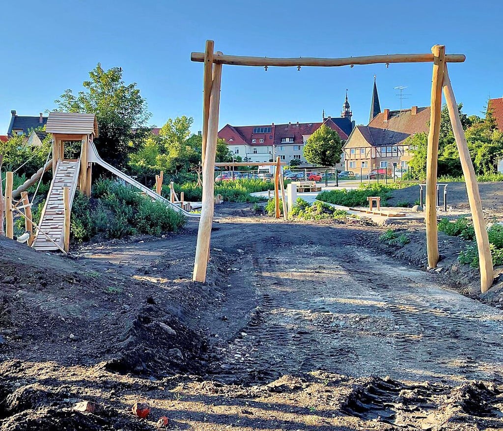Ein Blick auf die Baustelle des neuen Bürgerparks im Herzen der Stadt Egeln.