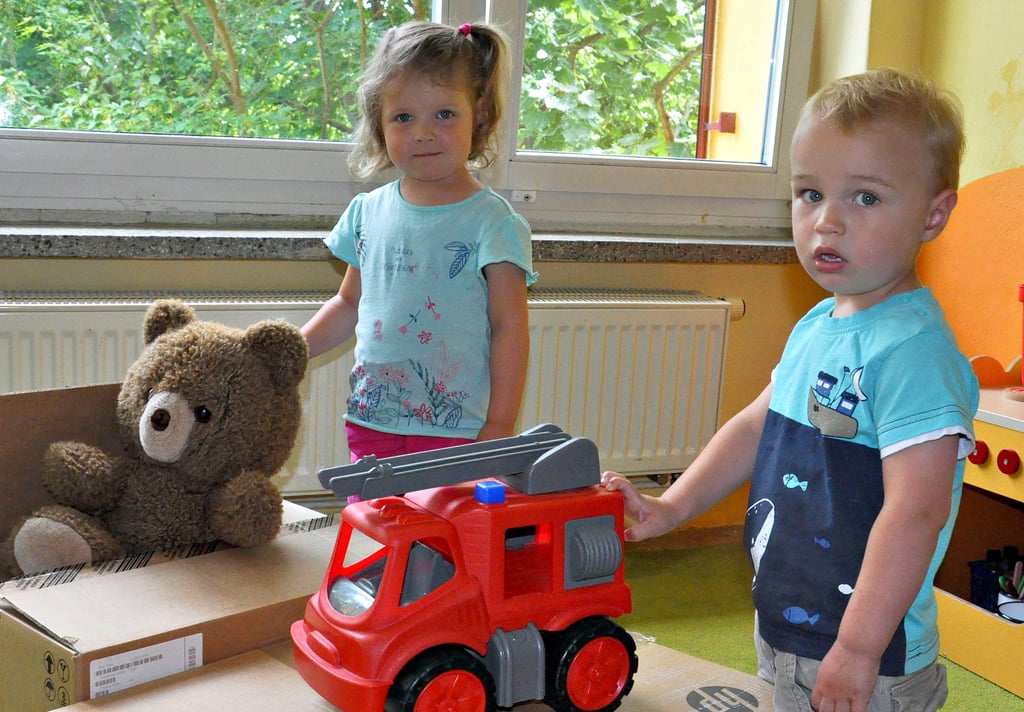 Der Kinderbetreuungskomplex an der OdF-Straße mit Kindergarten und Krippe wird komplett saniert. Beide Einrichtungen müssen umziehen. Die Krippe zieht während der Bauarbeiten in den benachbarten Kindergarten. Die ersten Kartons werden schon gepackt, hier Enia Rieck und Theo Lindecke.