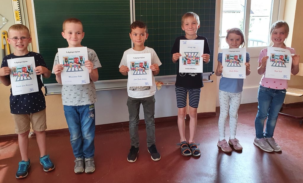 Über ihr Fußgängerdiplom konnten sich die Erstklässler der Walternienburger Grundschule freuen.