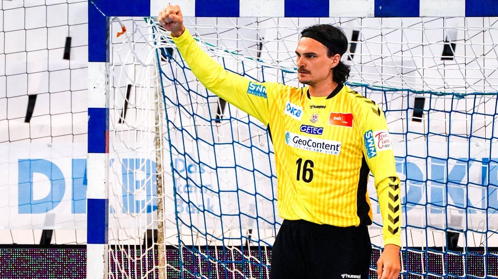 Magdeburgs Jannick Green feiert einen gehaltenen Ball.