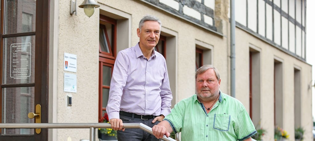 Thomas Taugnitz und Rolf Möckel (r.) schlichten als ehrenamtliche Schiedsrichter Streitigkeiten in Bad Dürrenberg.