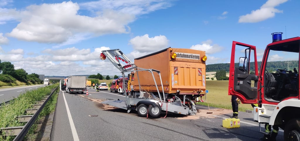 Breitenworbis: Aus bisher ungeklärter Ursache prallte ein Kleintransporter auf der A38 bei Breitenworbis ungebremst auf einen Schilderwagen.