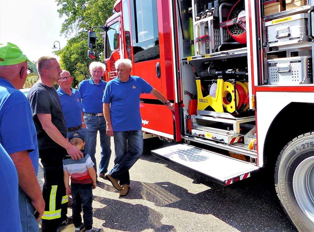 Pierre Nachtweide (2.v.l.), Leiter der Freiwilligen Feuerwehr Billroda, erläutert die Funktionen eines modernen Löschfahrzeugs.