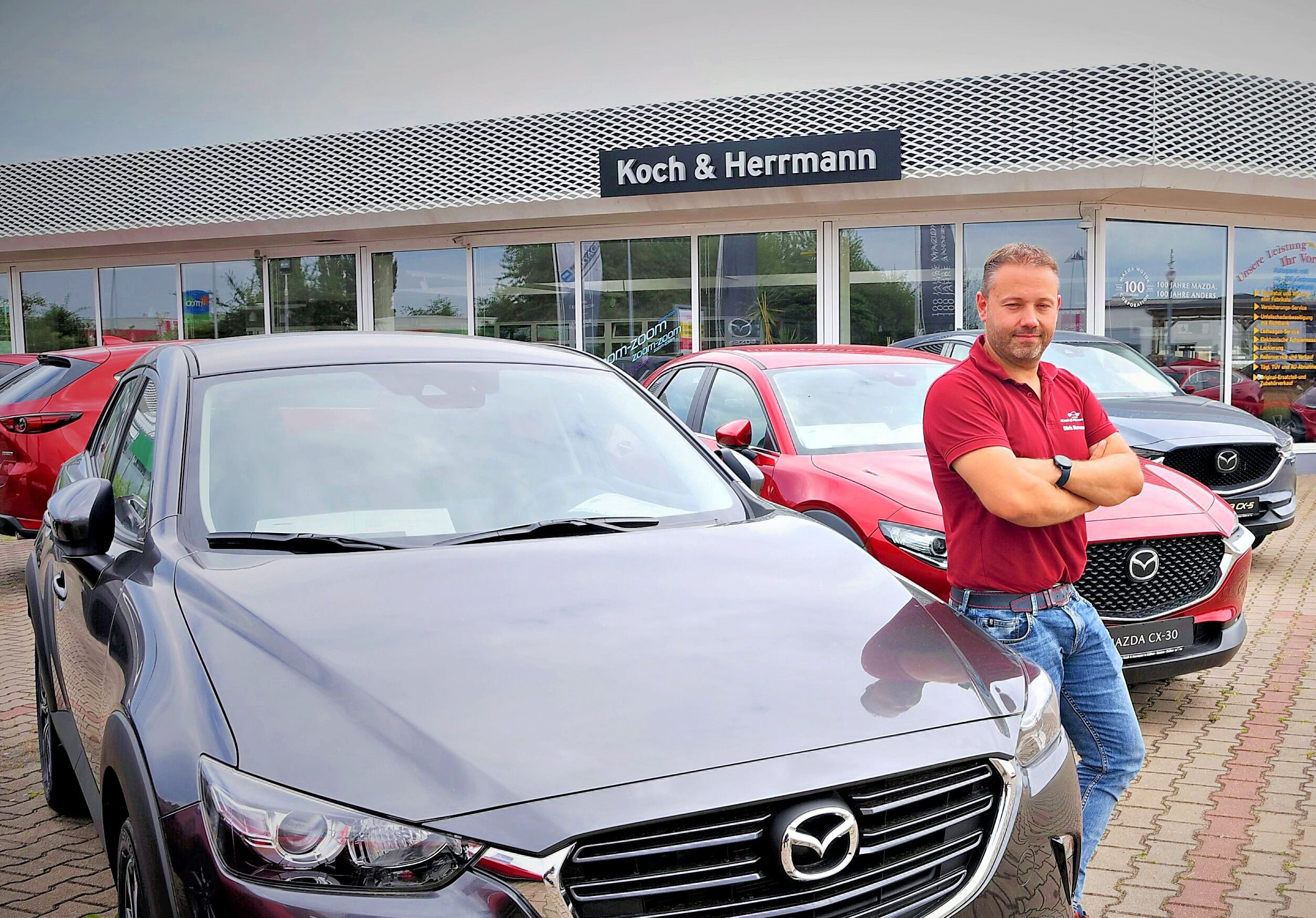 Viele Autos auf dem Hof, aber keins rollt: Ohne die Zulassungen beim Landkreis sind Geschäftsführer Dirk Herrmann die Hände gebunden.