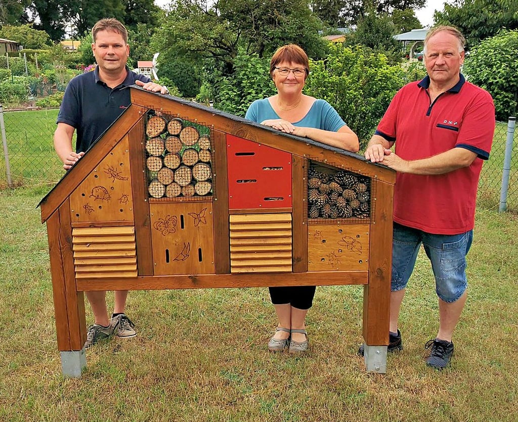 Auch ein Insektenhotel steht auf der Streuobstwiese. Mareno Schmidt (von links), Ute Weichsler und Volker Lindemann freuen sich darüber.