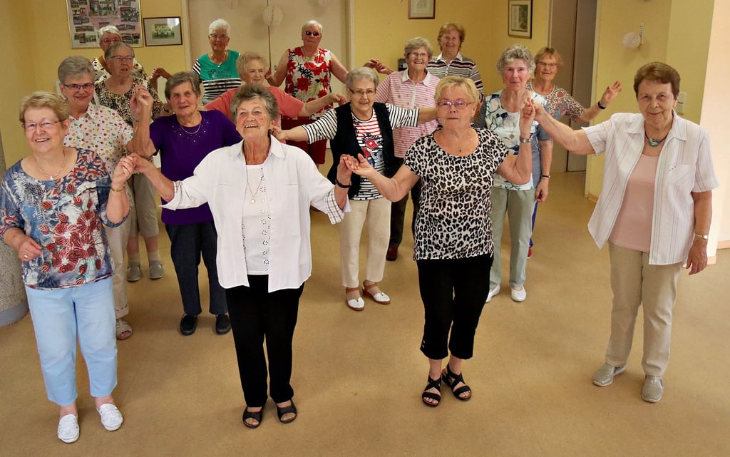 Die Eilsdorfer Tanzseniorinnen haben Aufstellung genommen und proben erste Schritte. Zum ersten Mal nach der langen Corona-Zwangspause haben sich die Damen wieder getroffen. Die Freude darüber ist ihnen in die Gesichter geschrieben.